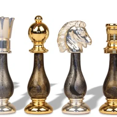 Alternative view of Schaakset van Verguld en Verzilverd Messing met Schaaktafel van Hout en Zwart-Wit Marmer