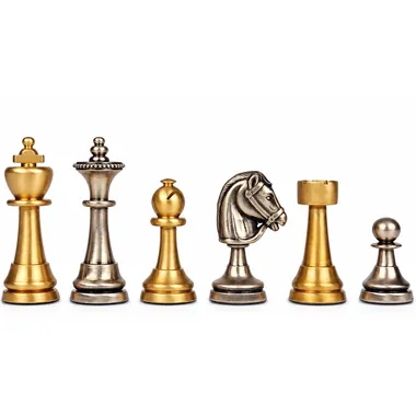 Schaakstukken in goud- en zilverkleurig messing, detail van koning, loper, paard en toren