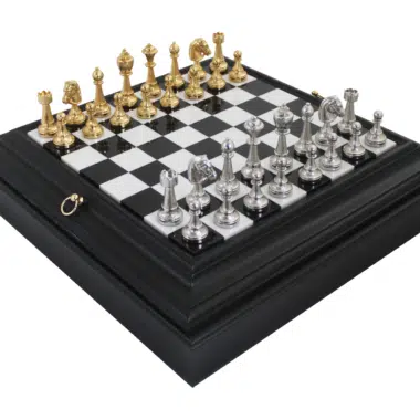 Schaakset in Goud- en Zilverkleurig Metaal met Zwart-Wit Schaakbord in Gelakt Hout met Marmeren Speelvlak