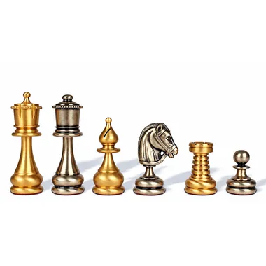 Detail van de gouden stukken: koning, loper, paard en toren in messing