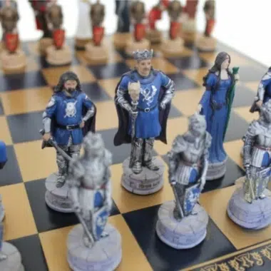 Alternative view of Schaakset Koning Arthur in Hars met Blauw Kunstleren Schaakbord