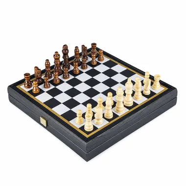 Schaakbord met houten stukken opgesteld voor het begin van het spel