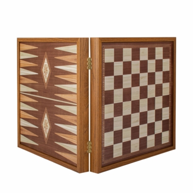 Open doos met het schaakbord en backgammonbord in inlegwerk