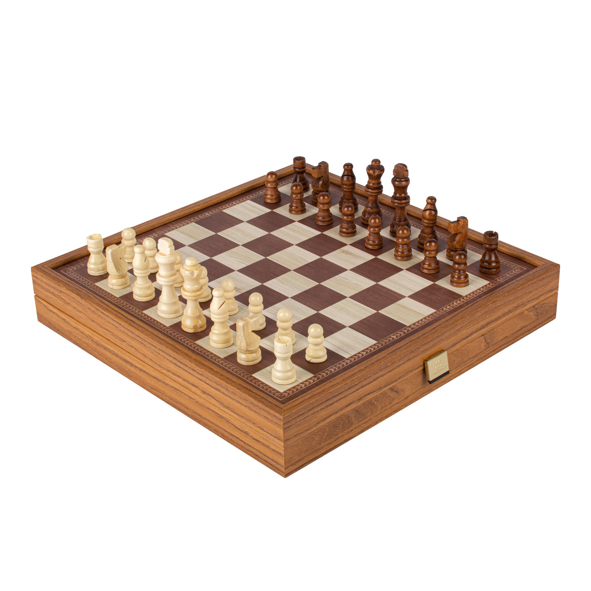 Houten schaakbord met opgestelde bruine en witte schaakstukken