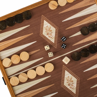 Detail van het backgammonbord met bloemmotief inlegwerk en dobbelstenen