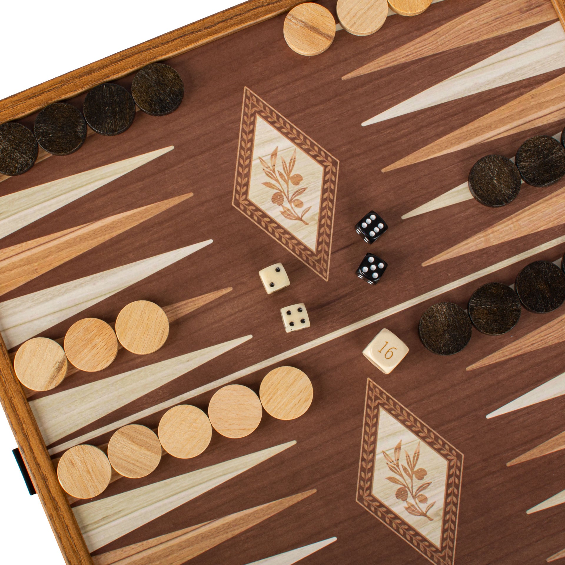 Detail van het backgammonbord met bloemmotief inlegwerk en dobbelstenen
