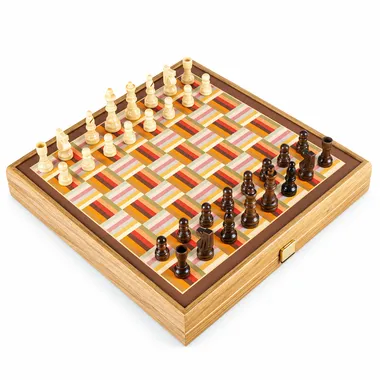Schaakbord met kleurrijk patroon open met witte en bruine schaakstukken in spel
