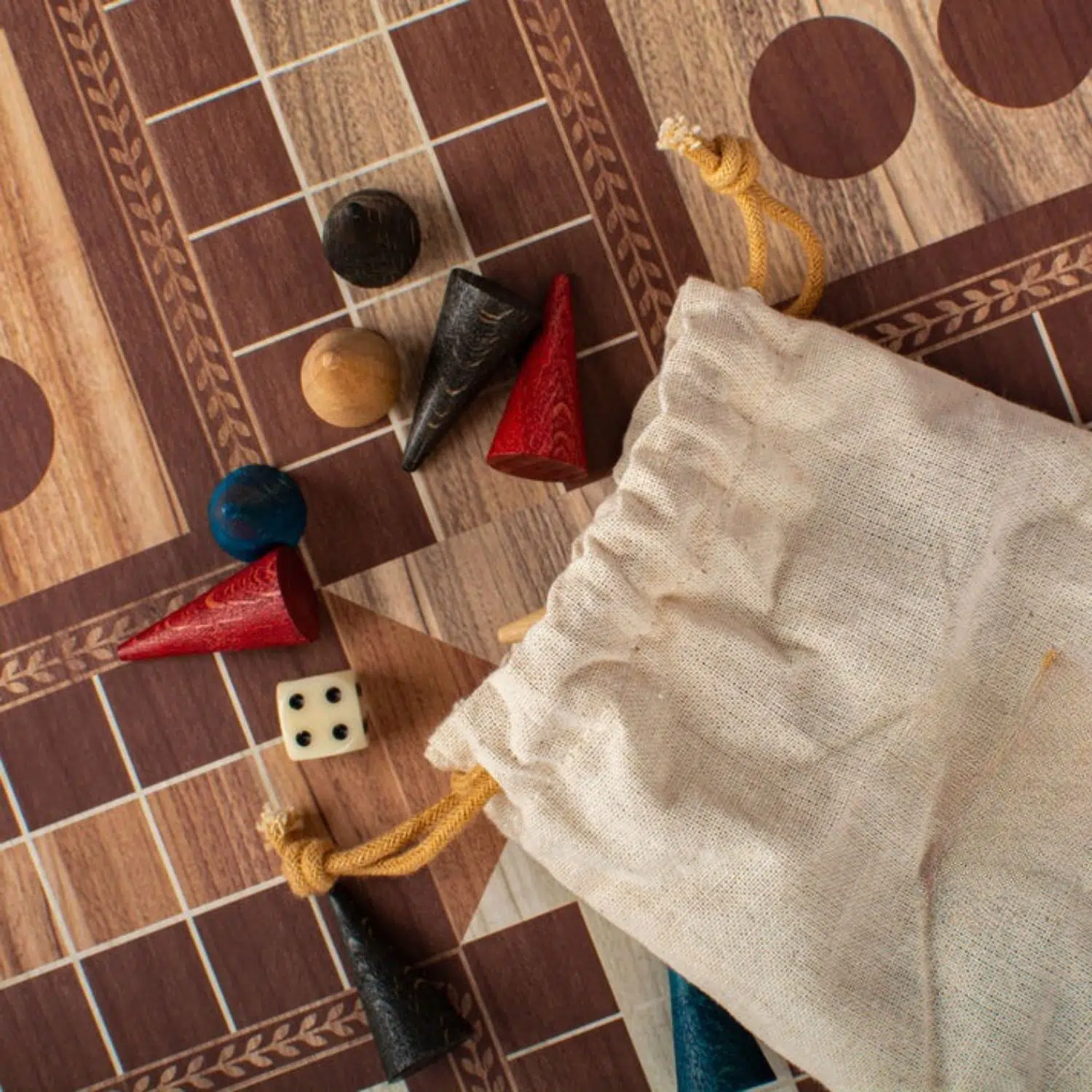 Close-up van Ludo-stukken en dobbelsteen op het inlegwerk-bord