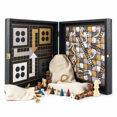 Geopende multigame doos met schaakbord, ludo, slangen en ladders en stukken