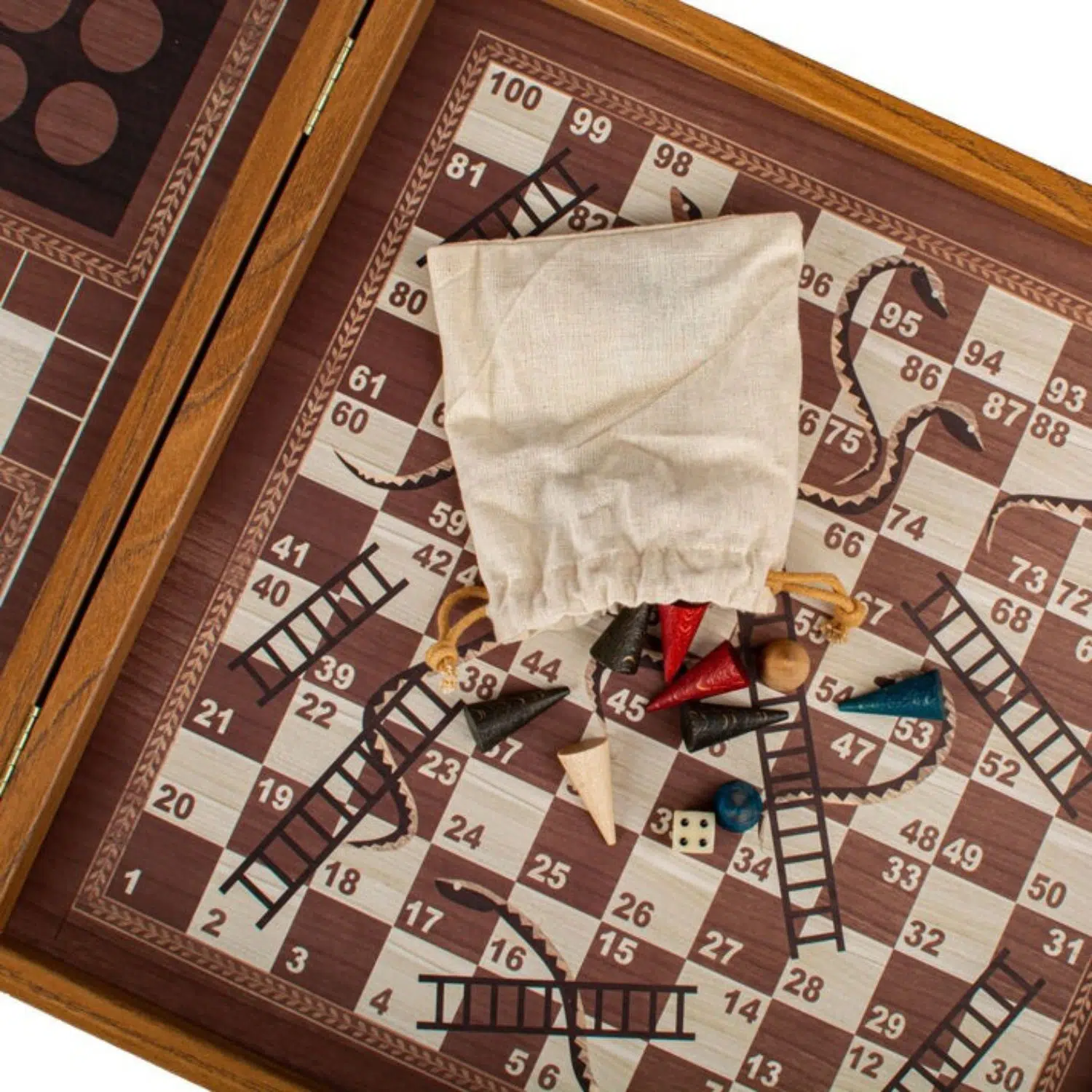 Stoffen zakje met uitgestrooide speelstukken op het ganzenbord