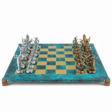 Schaakspel Griekse mythologie, blauwe en bronzen stukken tegenover elkaar op turquoise bord