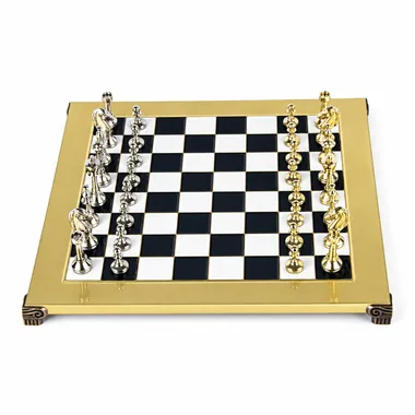 Gouden schaakbord met zilveren en gouden metalen Staunton-stukken