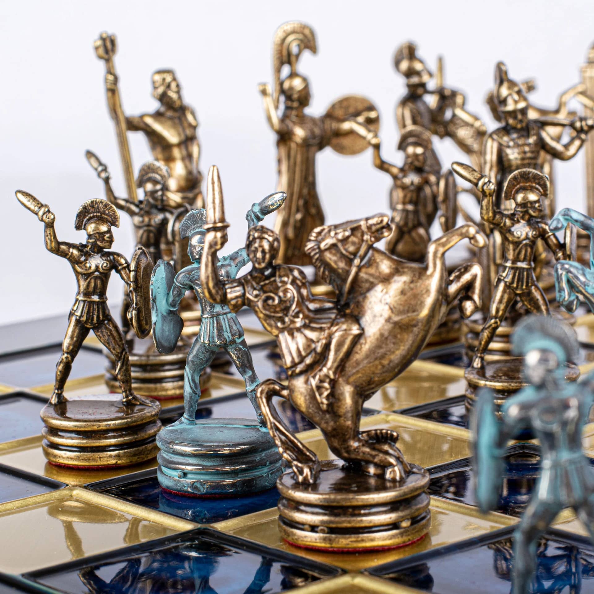 Schaakset Griekse Mythologie in Metaal – Bronzen en Blauwe Stukken met Metalen Schaakbord - Afbeelding 9