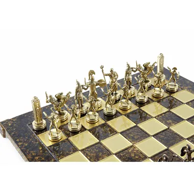 Detail van gouden stukken met Griekse mythologische krijgers op het schaakbord