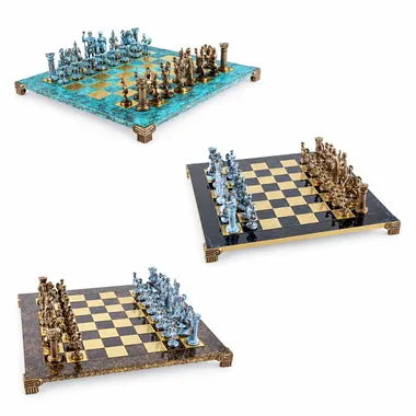 Grieks-Romeins schaakspel, drie weergaven van het metalen bord met brons en blauwe stukken