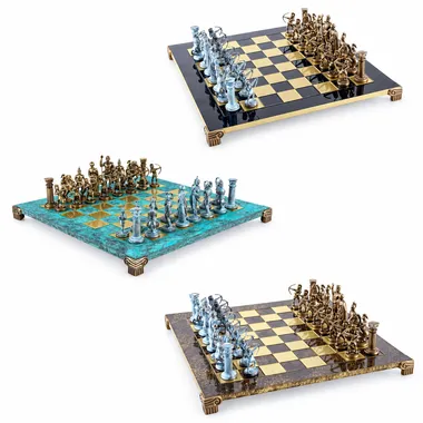 Compleet schaakspel, drie aanzichten van het bord en stukken in brons en blauwe patina