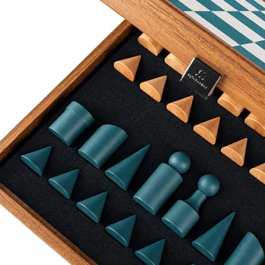 Geometrische blauwe en houten stukken opgeborgen in de geopende opbergkist