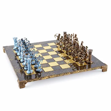 Schaakbord zijaanzicht met boogschuttersstukken tegenover gepatineerde bronzen krijgers
