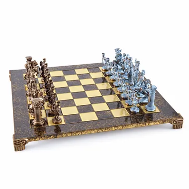 Metalen schaakbord met brons en blauwe stukken tegenover elkaar, schuine overzichtsfoto
