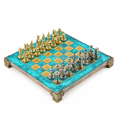 Turquoise schaakbord met gesneden poten, gouden en zilveren Byzantijnse stukken tegenover elkaar