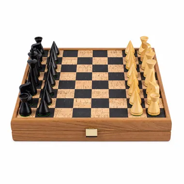 Compleet schaakspel met zwarte en naturel stukken op een kurken bord