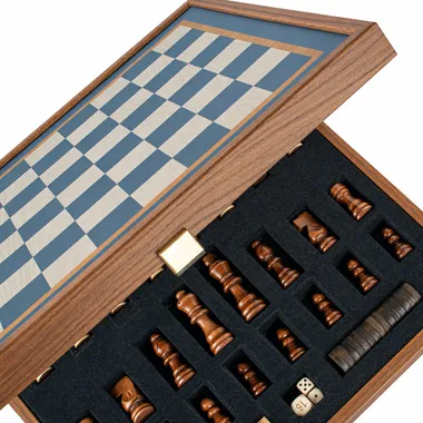 Open kist met het opgeklapte schaakbord en stukken opgeborgen in schuim