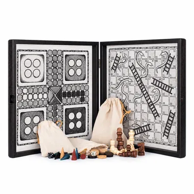 Geopende 4-in-1 set met schaken, backgammon, ludo en slangen met stukken en zakjes