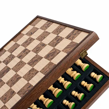 Geopend schaakbord met geïntegreerde opbergruimte voor stukken in schuim