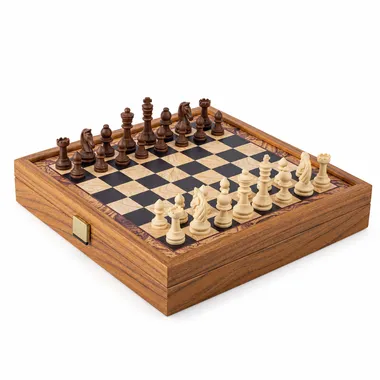 Geopende doos met houten schaakbord en alle opgestelde stukken