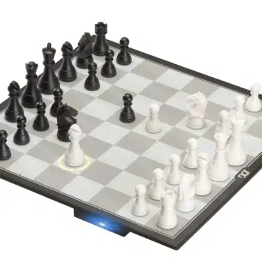 Échiquier électronique DGT Pegasus vu de biais avec pièces en jeu