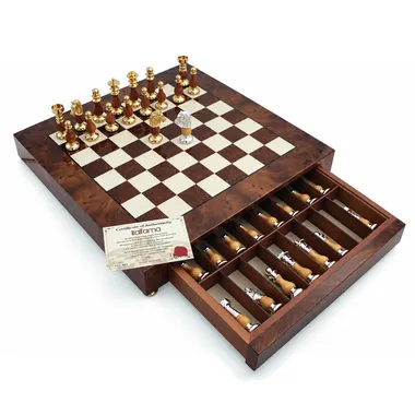 Luxe schaakspel met schaakbord van briarhout en geopende lade met stukken