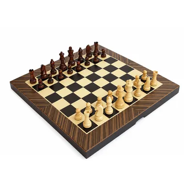 Geopend houten schaakbord met houten stukken opgesteld voor een partij