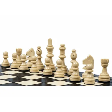 Lichte houten schaakstukken, close-up op het zwart-witte schaakbord