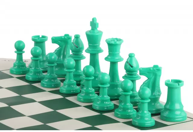 Jeu d’Echecs Multijoueurs pour Quatre – Design Interactif et Pièces Colorées Uniques