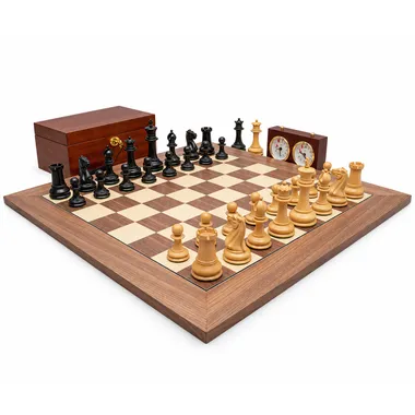 Compleet Staunton 1851 schaakspel met mahoniehouten kist, bord en klok