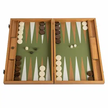 Ensemble de backgammon en bois avec pions et dés disposés - Le Palais Des Echecs