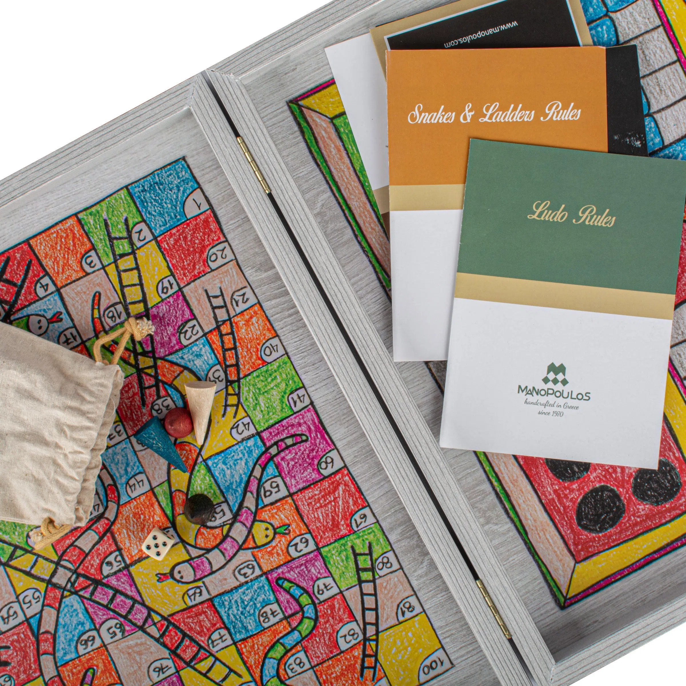 Règles des jeux de société présentées avec des accessoires de jeu colorés - Le Palais Des Echecs