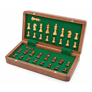 Binnenkant van de etui met de stukken van het magnetische houten schaakspel - Le Palais des Echecs