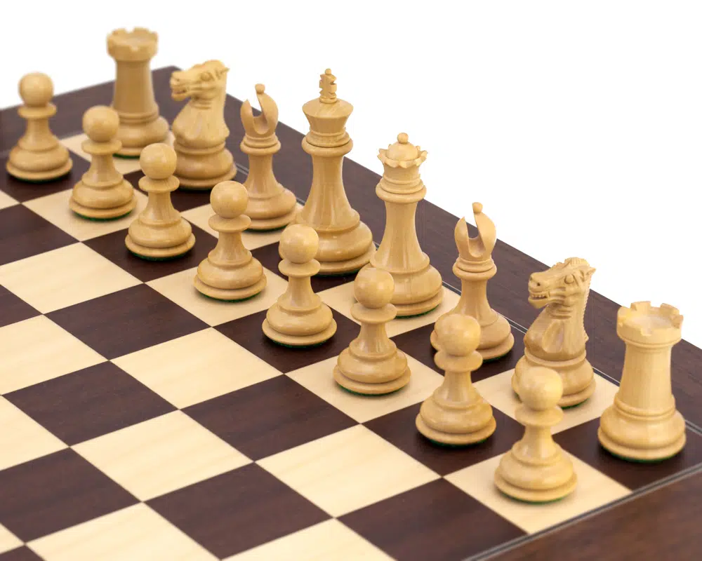 Vue d'ensemble des pièces et du coffret du jeu d'échecs Windsor - Le Palais Des Echecs
