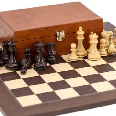 Détail des pièces d'échecs en bois avec feutre vert au dessous