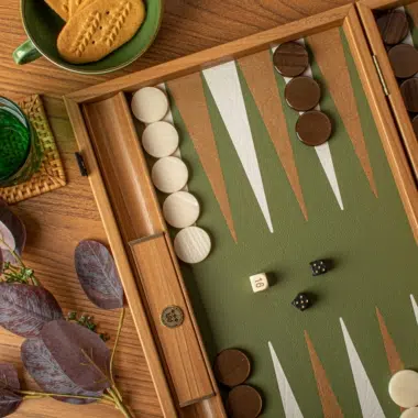 Ambiance chaleureuse autour du plateau de backgammon avec biscuits et accessoires