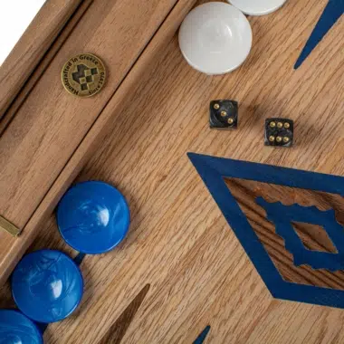 Close-up van de dobbelstenen en pionnen van het backgammonspel met verfijnde patronen - Le Palais des Échecs