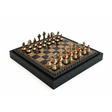 Totaalbeeld van het schaakbord-opbergkist in zwart kunstleer 28x28 cm met de Romeinse metalen stukken opgesteld