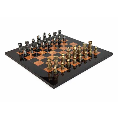 Totaalbeeld van het moderne schaakspel in massief messing op glanzend schaakbord in esdoorn en mazer 51cm