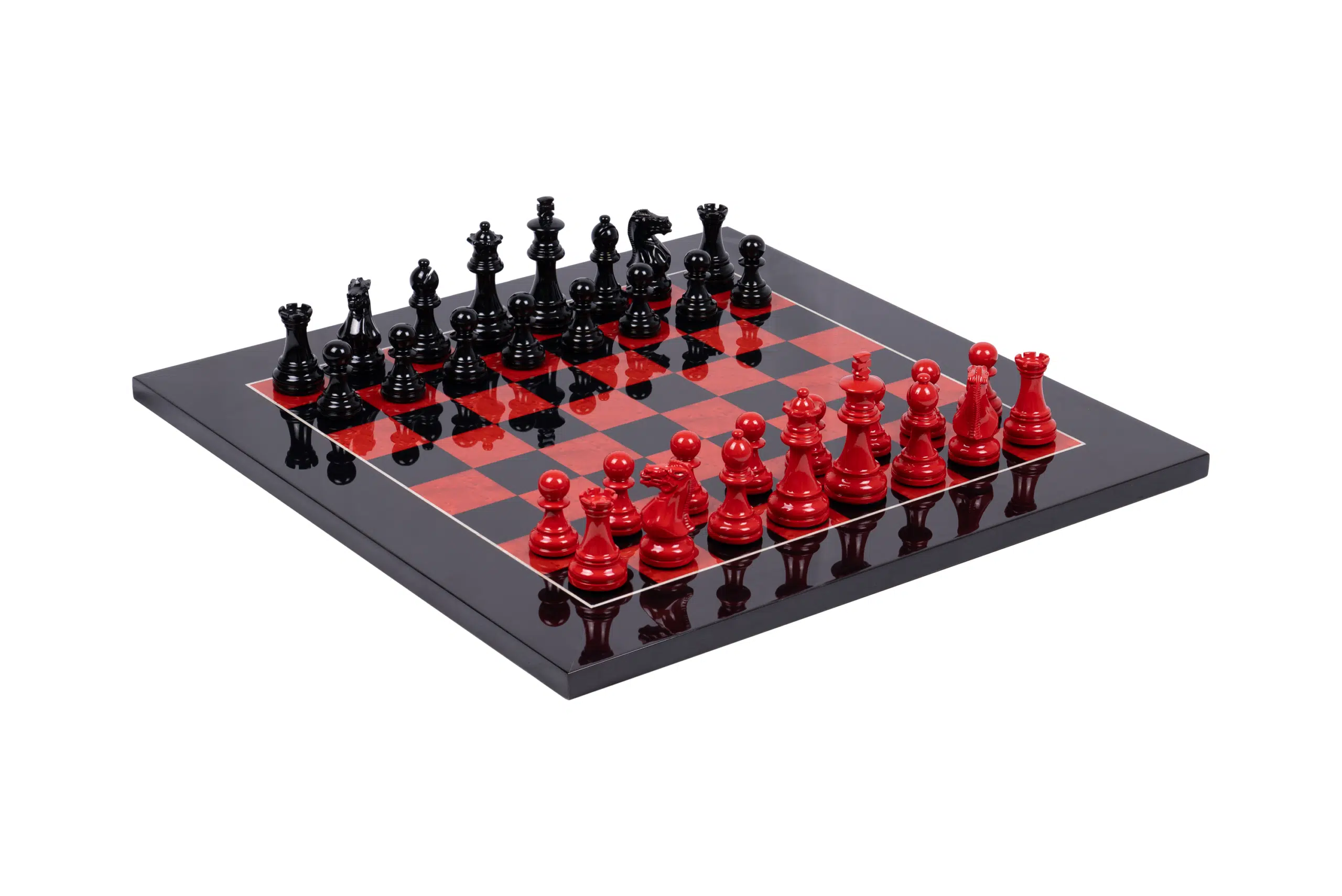 Jeu d'échecs complet en bois laqué rouge et noir sur échiquier en loupe de bruyère brillante 42cm