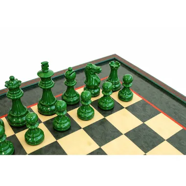 Close-up van het leger glanzend groen gelakte schaakstukken met Koning van 7,6 cm