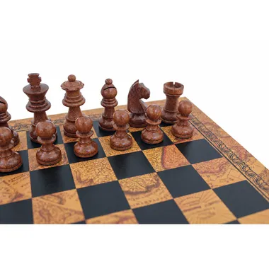 Close-up van de donkere schaakstukken in acaciahout op een bord met vintage wereldkaartmotief