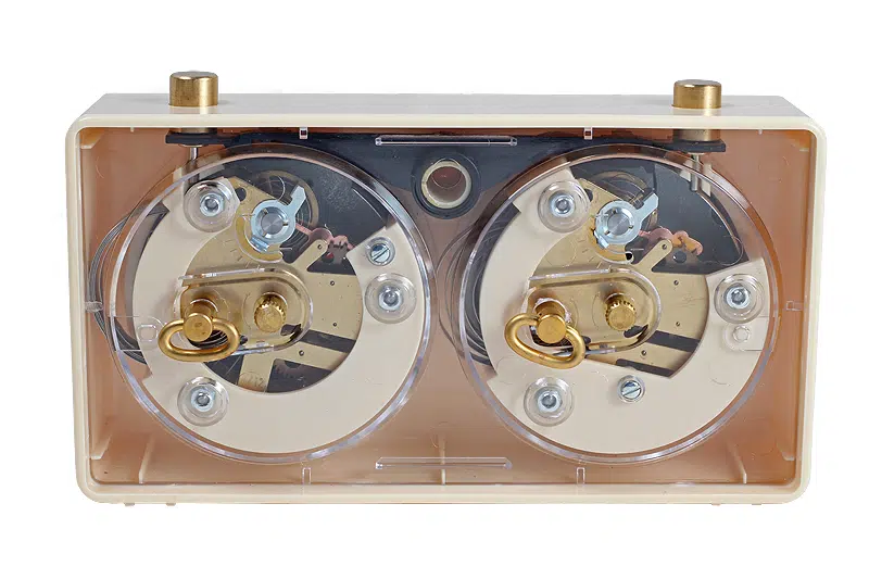 Pendule d'échecs analogique classique petit modèle crème de face - Le Palais Des Echecs