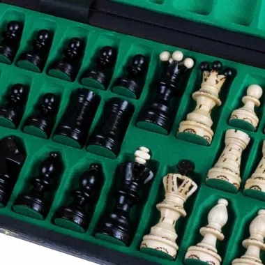 Coffret Échecs ouvert présentant les pièces soigneusement rangées - Le Palais Des Echecs